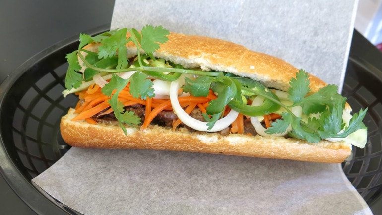 A picture of a banh mi.
