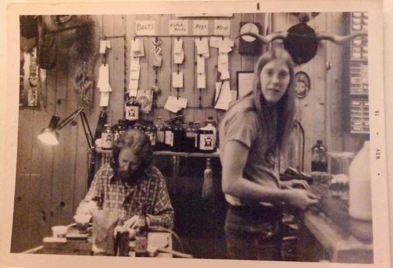Bill Manning (right) at work at a “headshop” in Illinois.