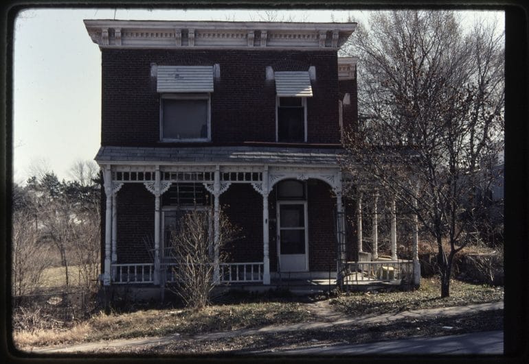 这栋房屋位于核桃街2937号，是拆迁期间保留下来的少数几栋房屋之一。(密苏里谷房间特别收藏)