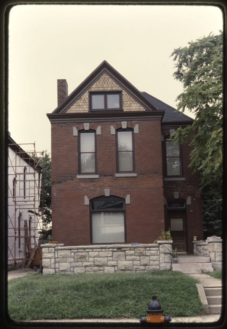 这栋房子位于格兰德大道3022号。根据图书馆档案，“这所房子大约建于1889年，在拍摄这张照片的时候进行了重大翻修，以原主人的名字命名，被称为约瑟夫·a·斯特林格住宅。”(密苏里谷房间特别收藏)