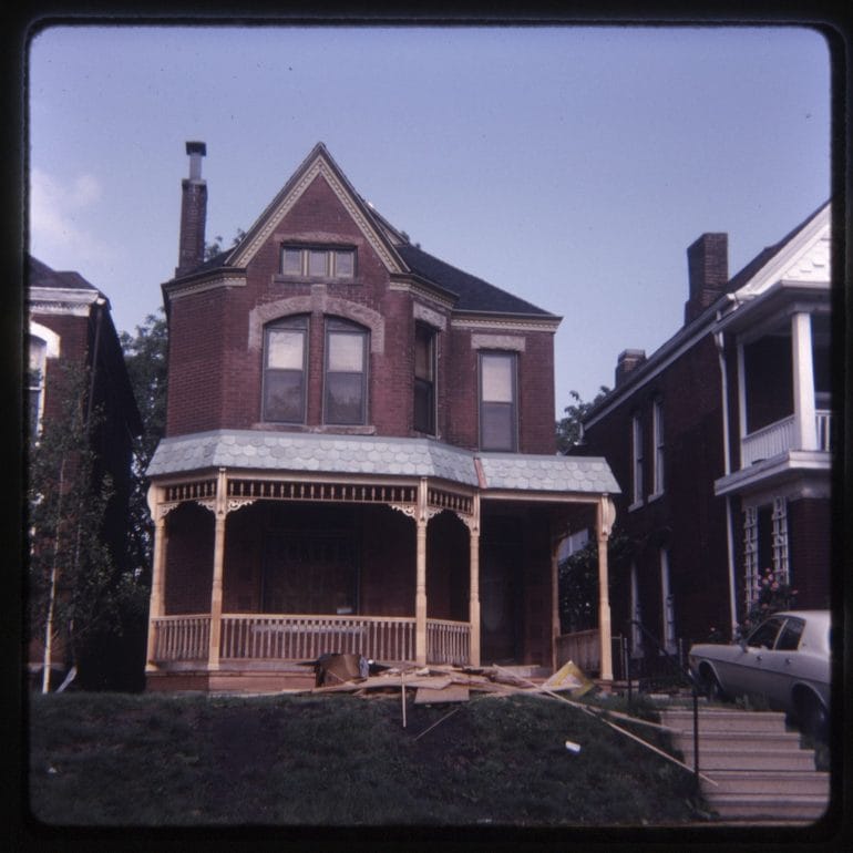 据图书馆记录，这所位于格兰德大道3030号的住宅拍摄于20世纪80年代初，“建于1889年左右，以原主人的名字命名为克莱顿·j·贝尔住宅”。(密苏里谷房间特别收藏)