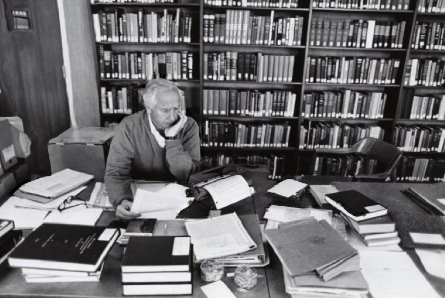 In 1987 author David McCullough made one of his many visits to the Truman Library over the 10 years he spent researching and writing his 1992 biography of Harry Truman. Library staff members today advise that current National Archives protocols would not allow for such a cluttered research room table.