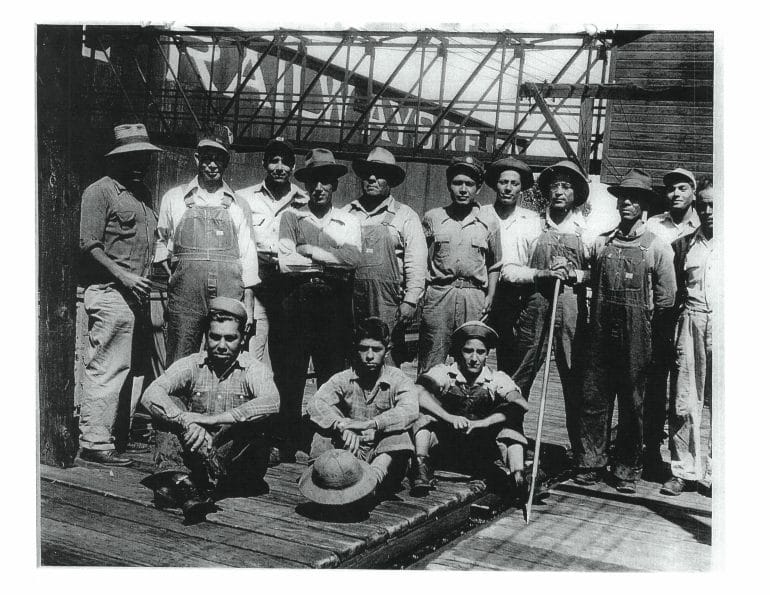 圣达菲铁路公司的一群工人。其中一些人年仅14岁，照片中的大多数人是在20世纪30年代至40年代从墨西哥移民过来找工作的。(图片来源:Quiroga Family)