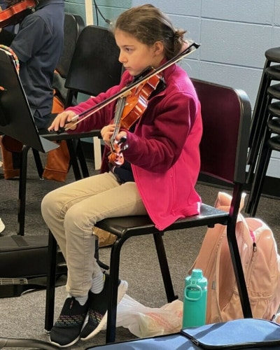 A girl playing the violin.