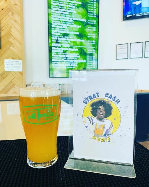 A glass of Strat Ca$h beer from Tall Trellis Brew Co.