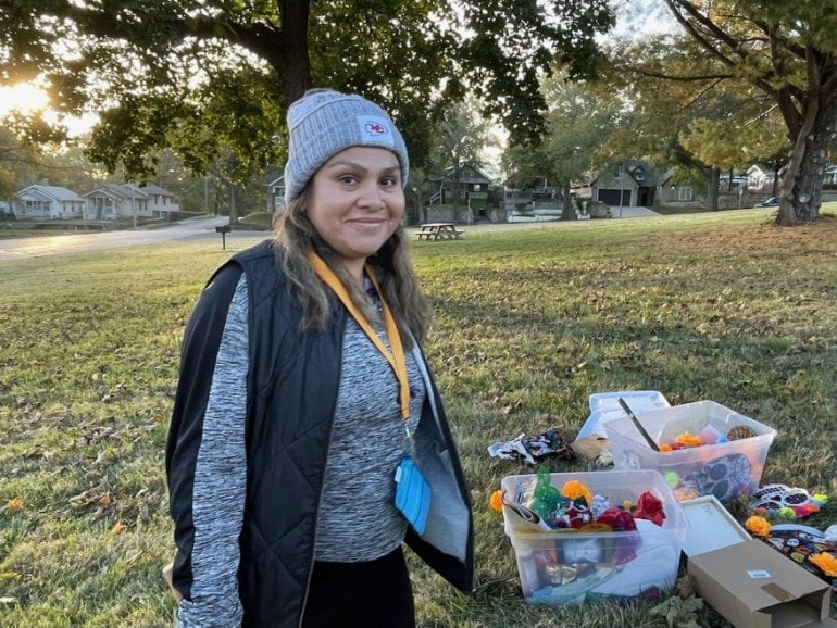 Monique Alvarado-Arellano, a community resource coordinator with Mattie Rhodes, met with families coming to decorate crosses in a display to honor homicide victims and others who died by violence.
